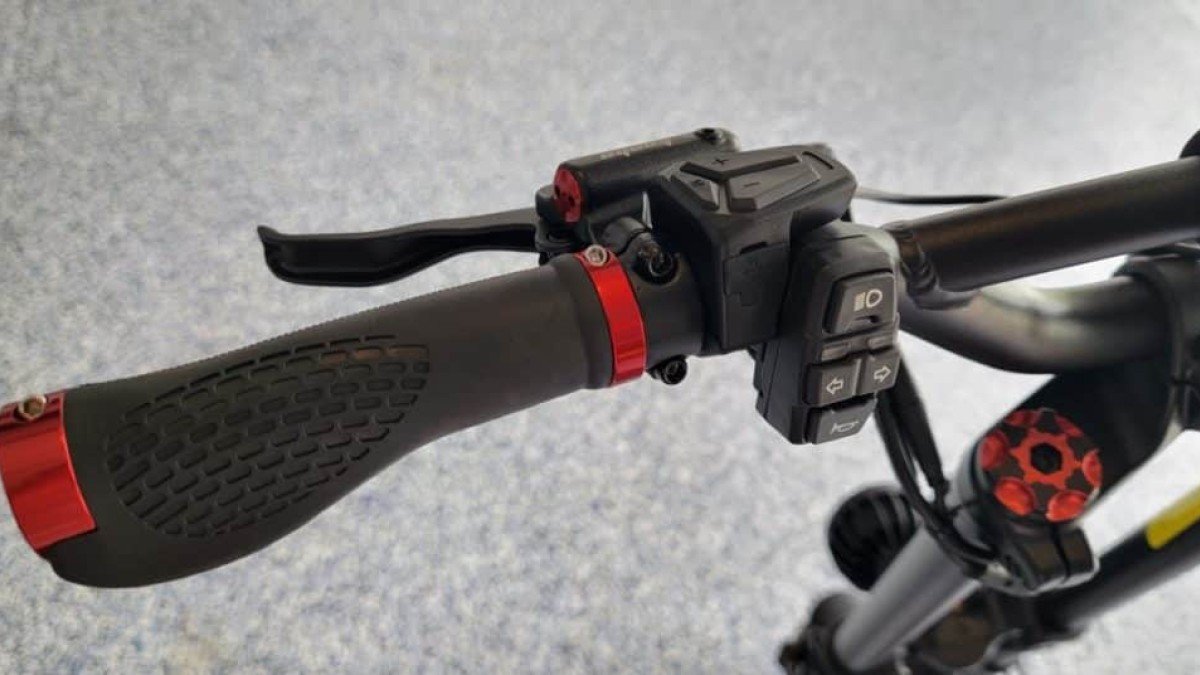 2023 Kaabo Wolf Warrior X GT Wolf-Warrior-X-GT-Left-handlebar-grip-zoom-hydraulic-brake-lever-light-controls-and-display-control-1024x536