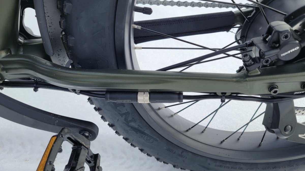 2023 Aventon Aventure.2 Aventon-Aventure.2-easy-disconnect-motor-cable-for-easy-tire-changes-1024x577