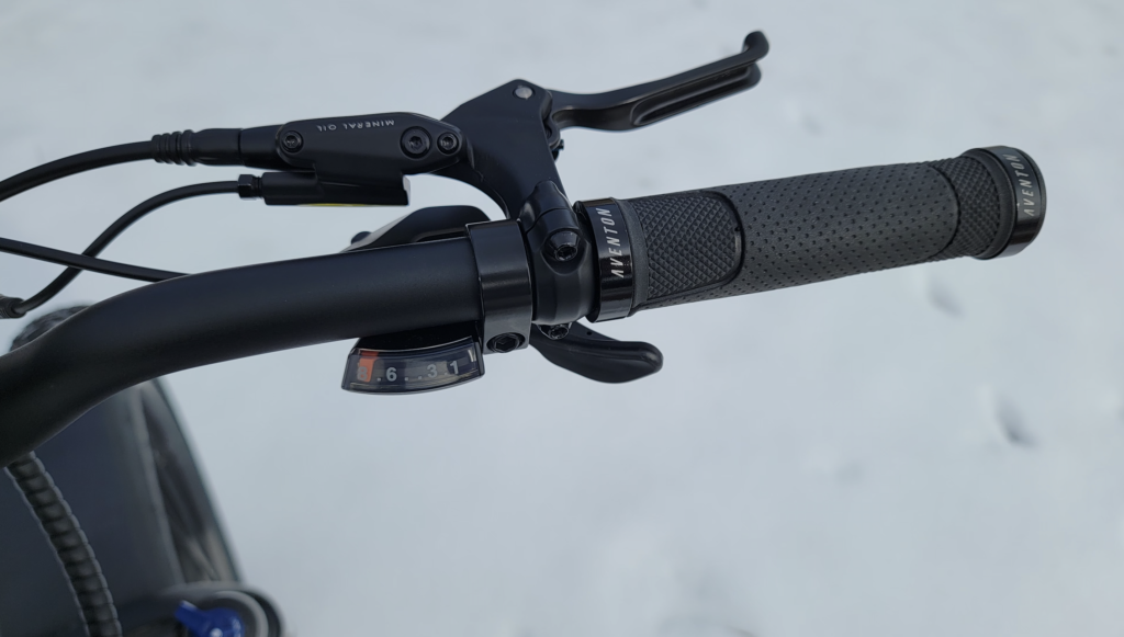 Aventon-Aventure.2-right-handlebar-grip-1024x581