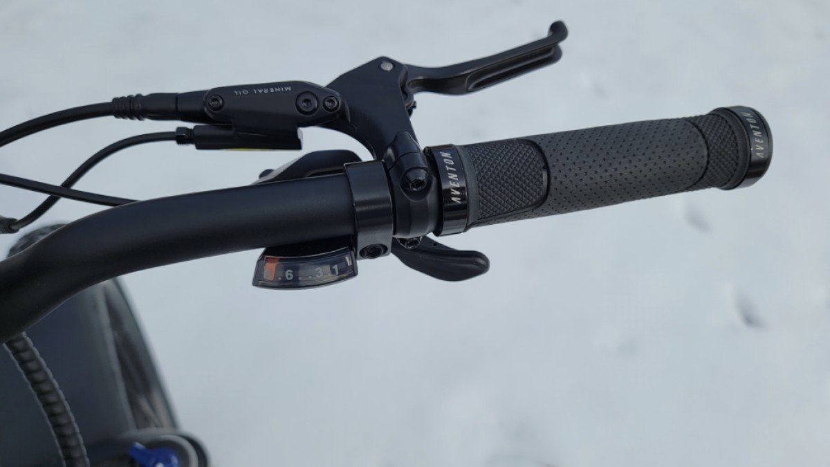 2023 Aventon Aventure.2 Aventon-Aventure.2-right-handlebar-grip-1024x581