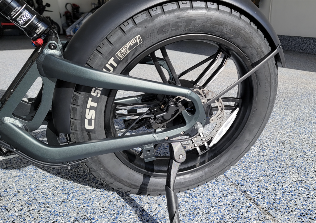 Ride1Up-Revv-1-rear-2022-by-422-cst-scout-tire-with-180mm-brake-discs-and-4-piston-hydraulic-brakes-1024x722