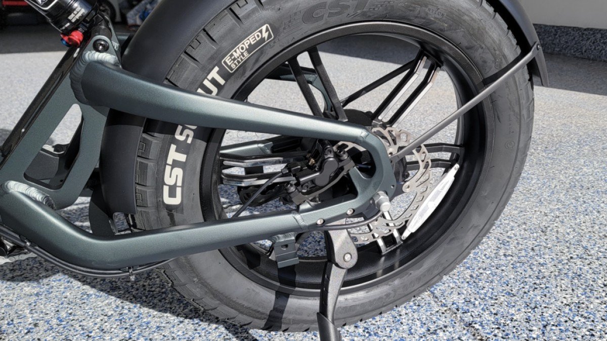 2023 Ride1Up Revv 1 Ride1Up-Revv-1-rear-2022-by-422-cst-scout-tire-with-180mm-brake-discs-and-4-piston-hydraulic-brakes-1024x722