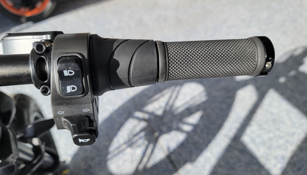 Ride1Up-Revv-1-twist-throttle-with-light-switch-turn-signals-and-horn-control-1024x584