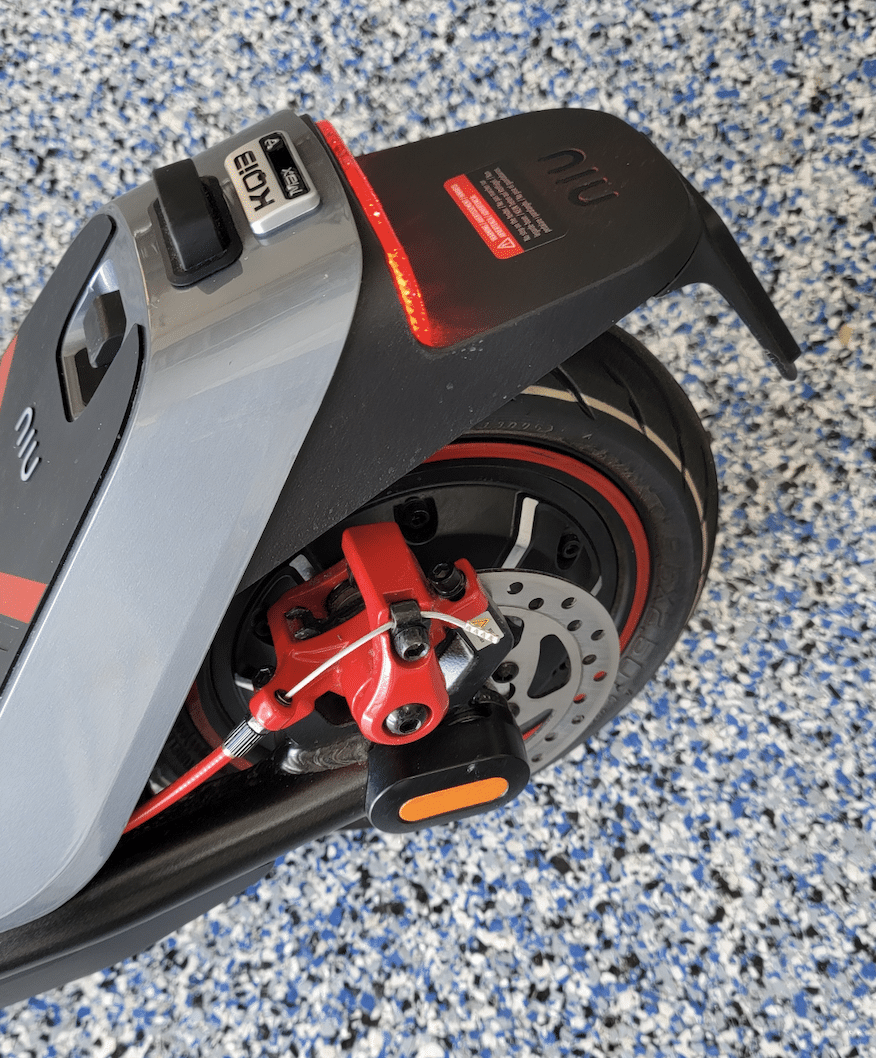 KQi3-Max-Self-Healing-Tire-and-red-disc-brake-1