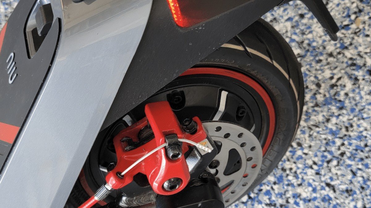 2023 Teverun Fighter Supreme KQi3-Max-Self-Healing-Tire-and-red-disc-brake-1