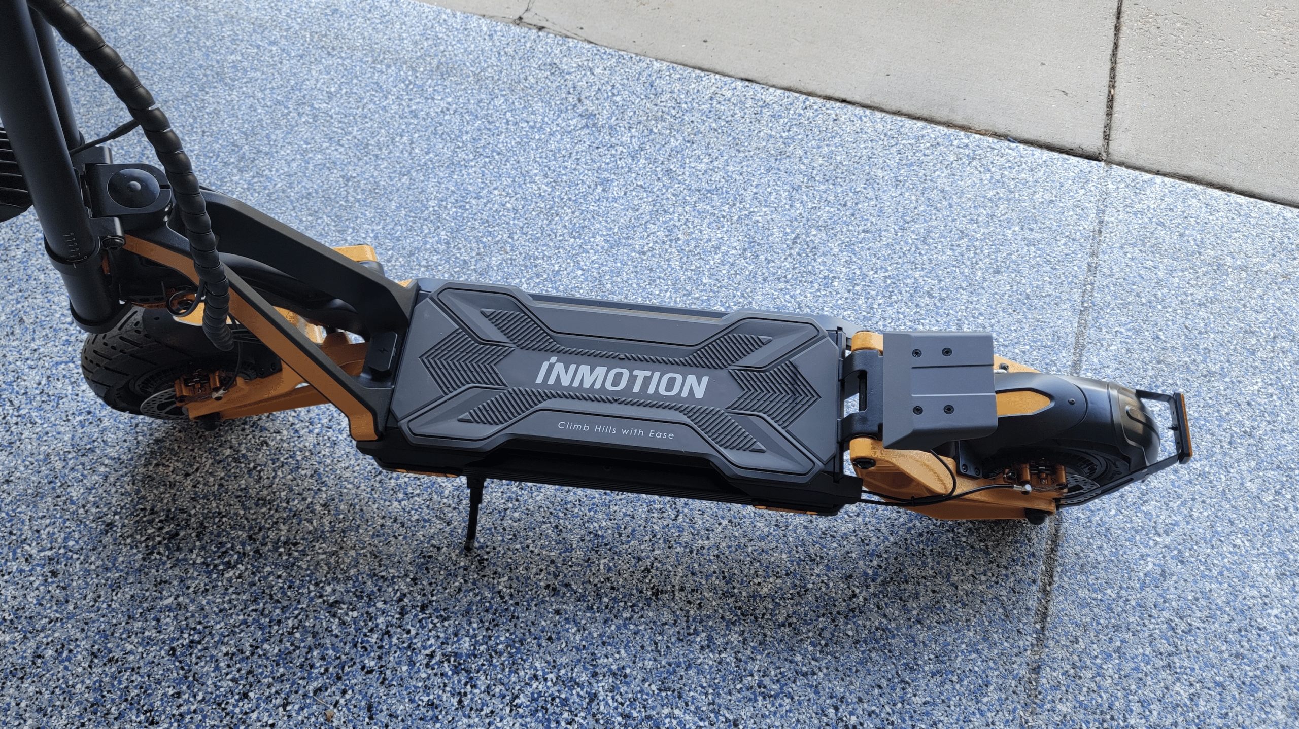 INMOTION-RS-massive-deck-with-kick-plate-and-72V-40Ah-battery