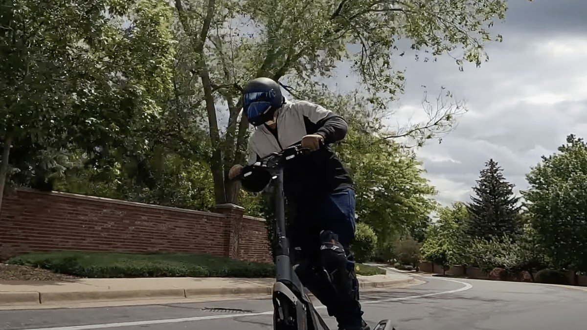 2023 Segway GT2 Segway-GT2-in-deep-carve