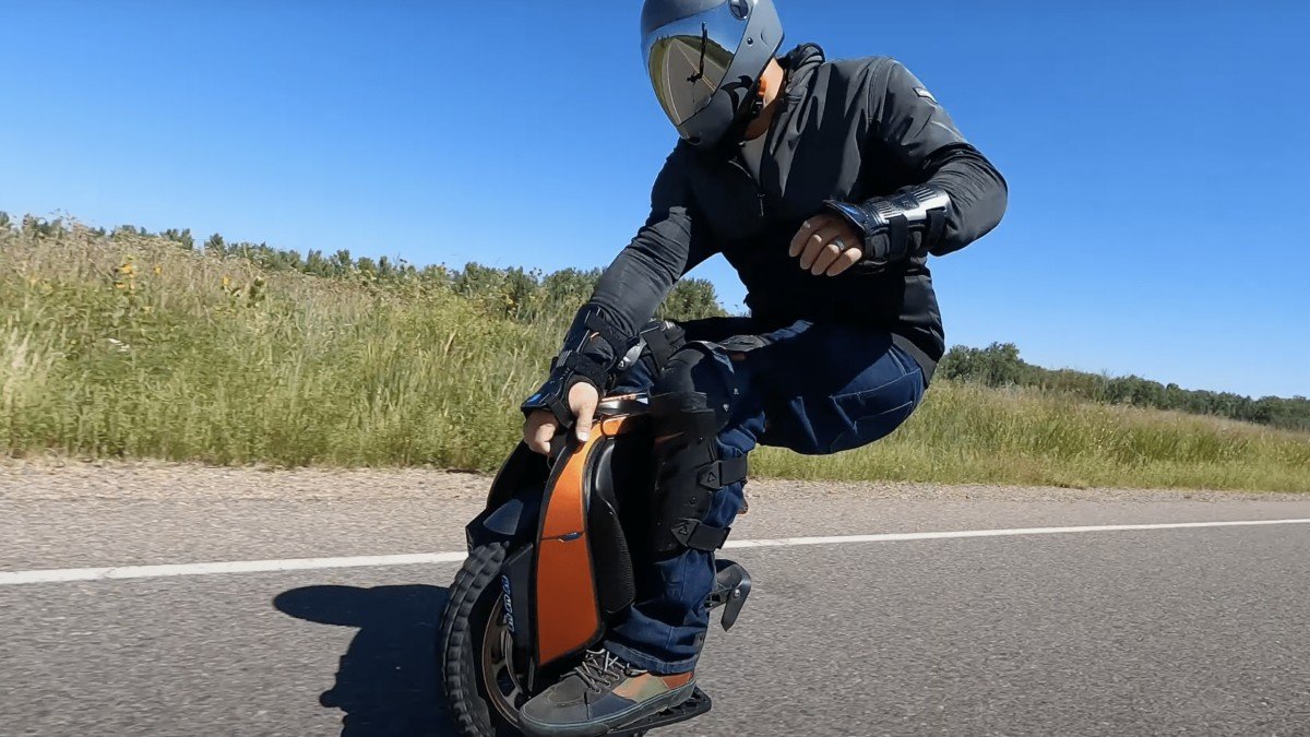 2023 King Song S19 King-Song-S19-suspension-hard-braking-5