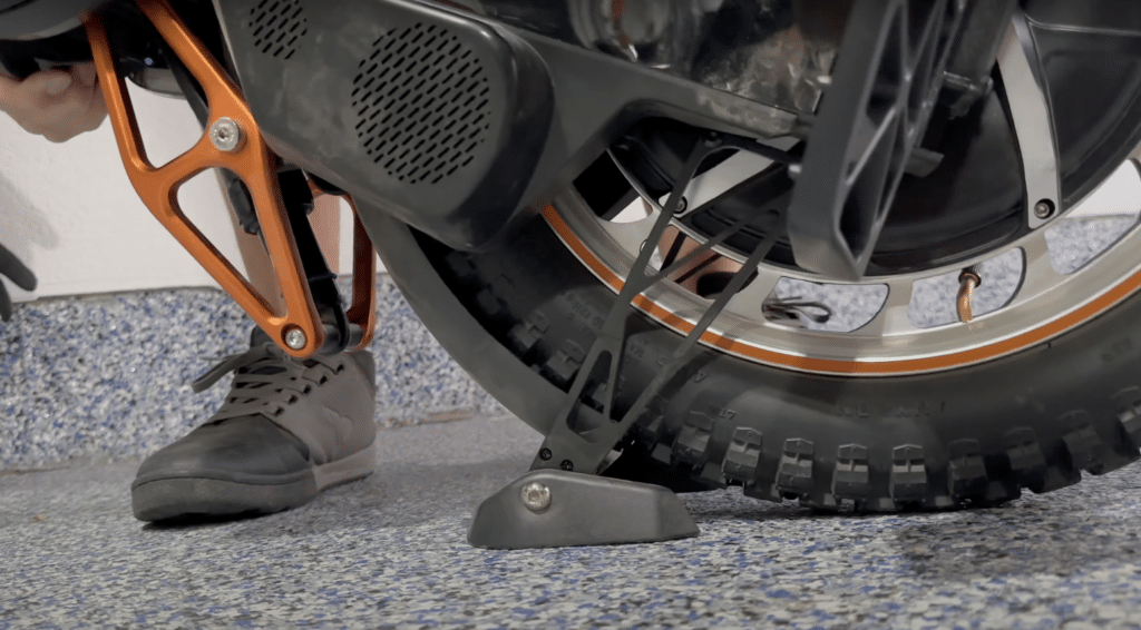 King-Song-S19-suspension-kick-stand-and-speakers-1024x566