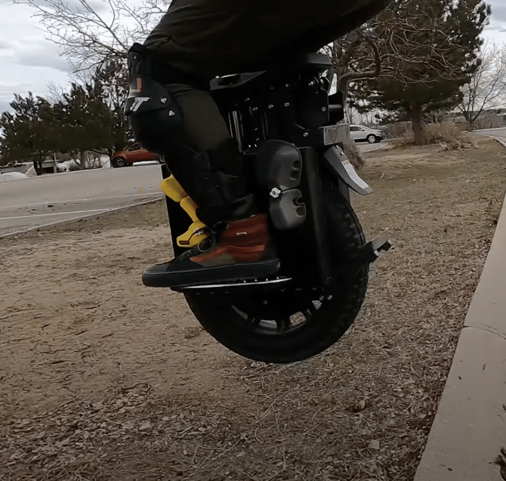 Begode-EX30-bonk-off-curb-1024x975