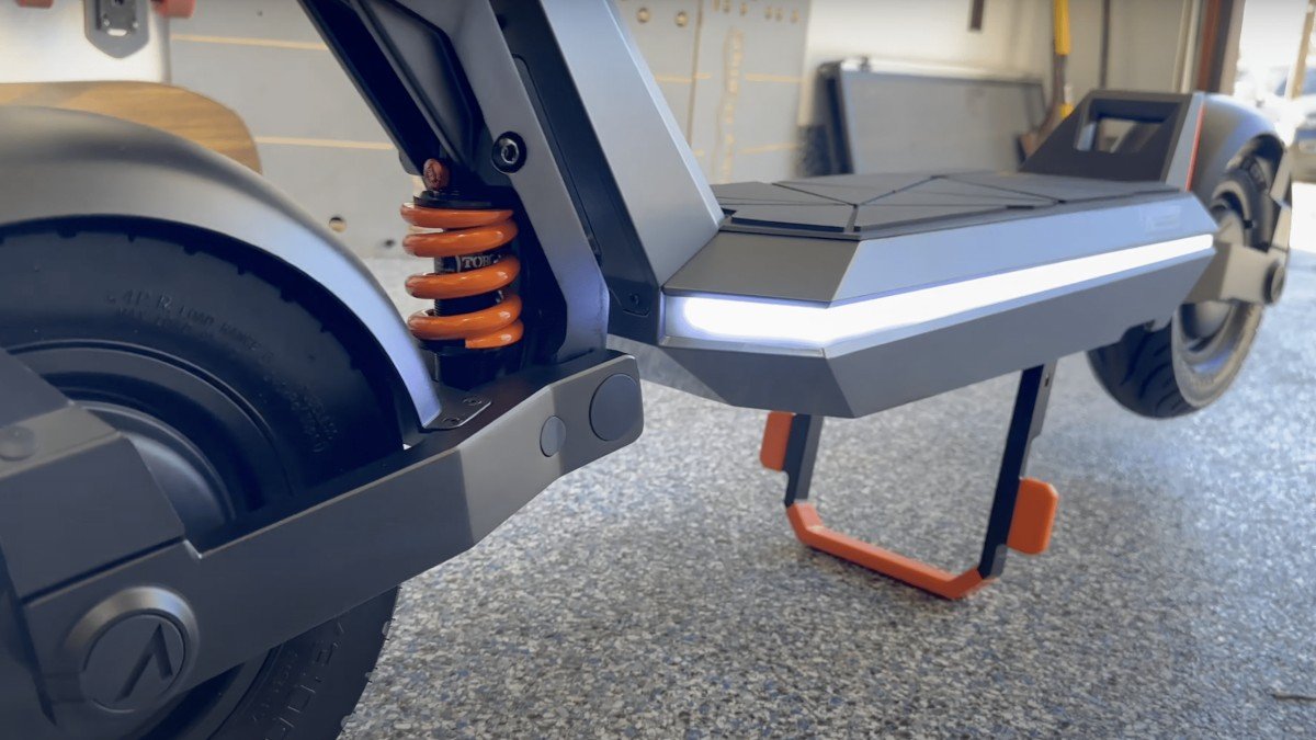 2023 Apollo Pro V7 the-new-apollo-pro-if-tesla-made-an-e-scooter-2