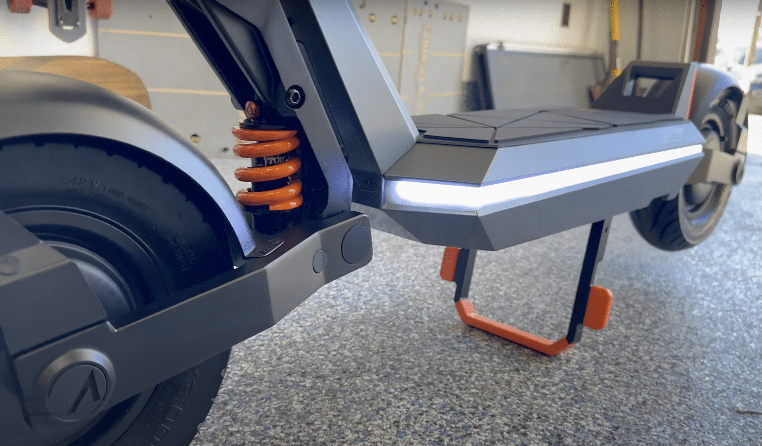 the-new-apollo-pro-if-tesla-made-an-e-scooter-2