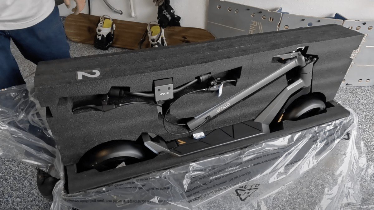 2023 Apollo Pro V7 the-new-apollo-pro-if-tesla-made-an-e-scooter-5