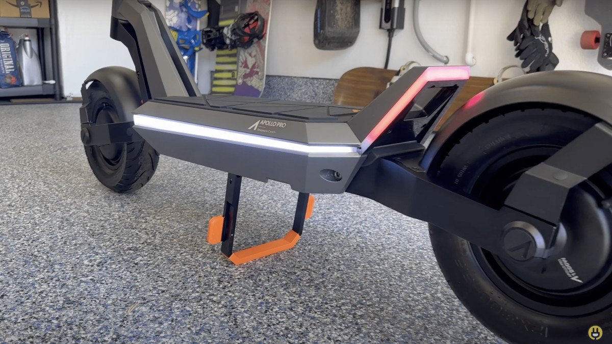 2023 Apollo Pro V7 the-new-apollo-pro-if-tesla-made-an-e-scooter-6