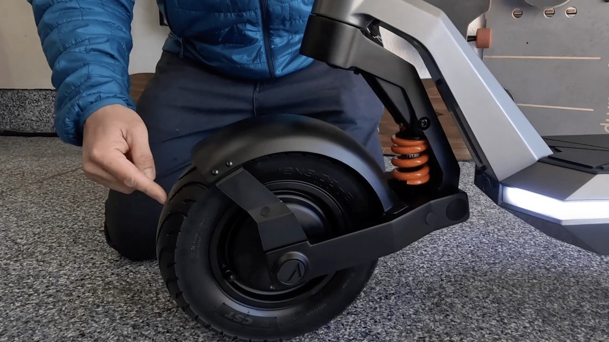 2023 Apollo Pro V7 the-new-apollo-pro-if-tesla-made-an-e-scooter-7