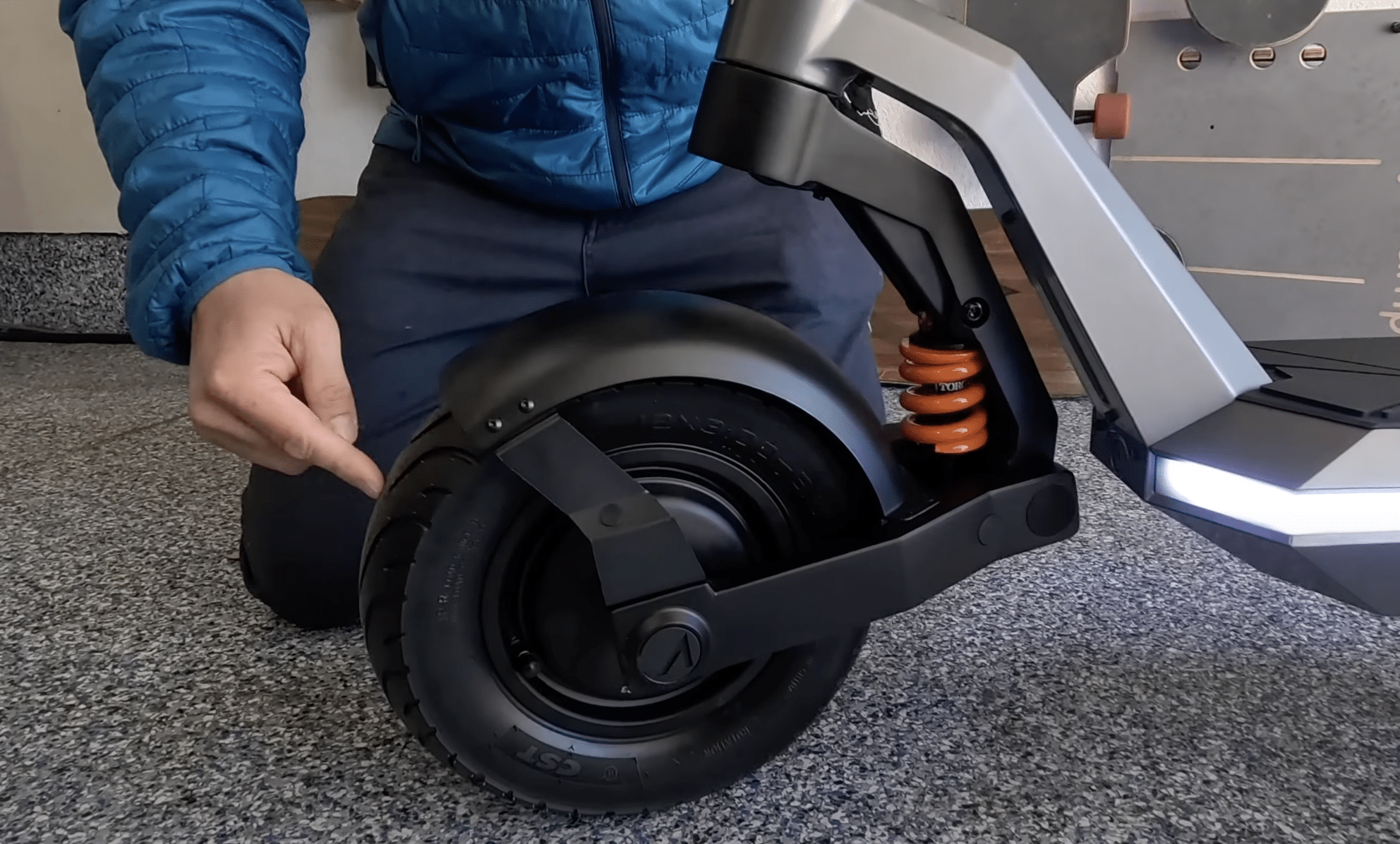 the-new-apollo-pro-if-tesla-made-an-e-scooter-7