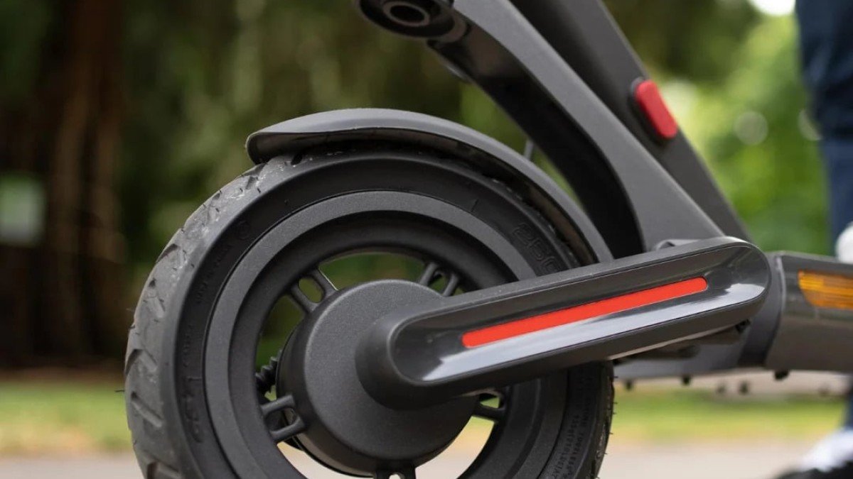  NAVEE S65C the-rugged-commuter-e-scooter-big-riders-will-love-navee-s65c-review-3