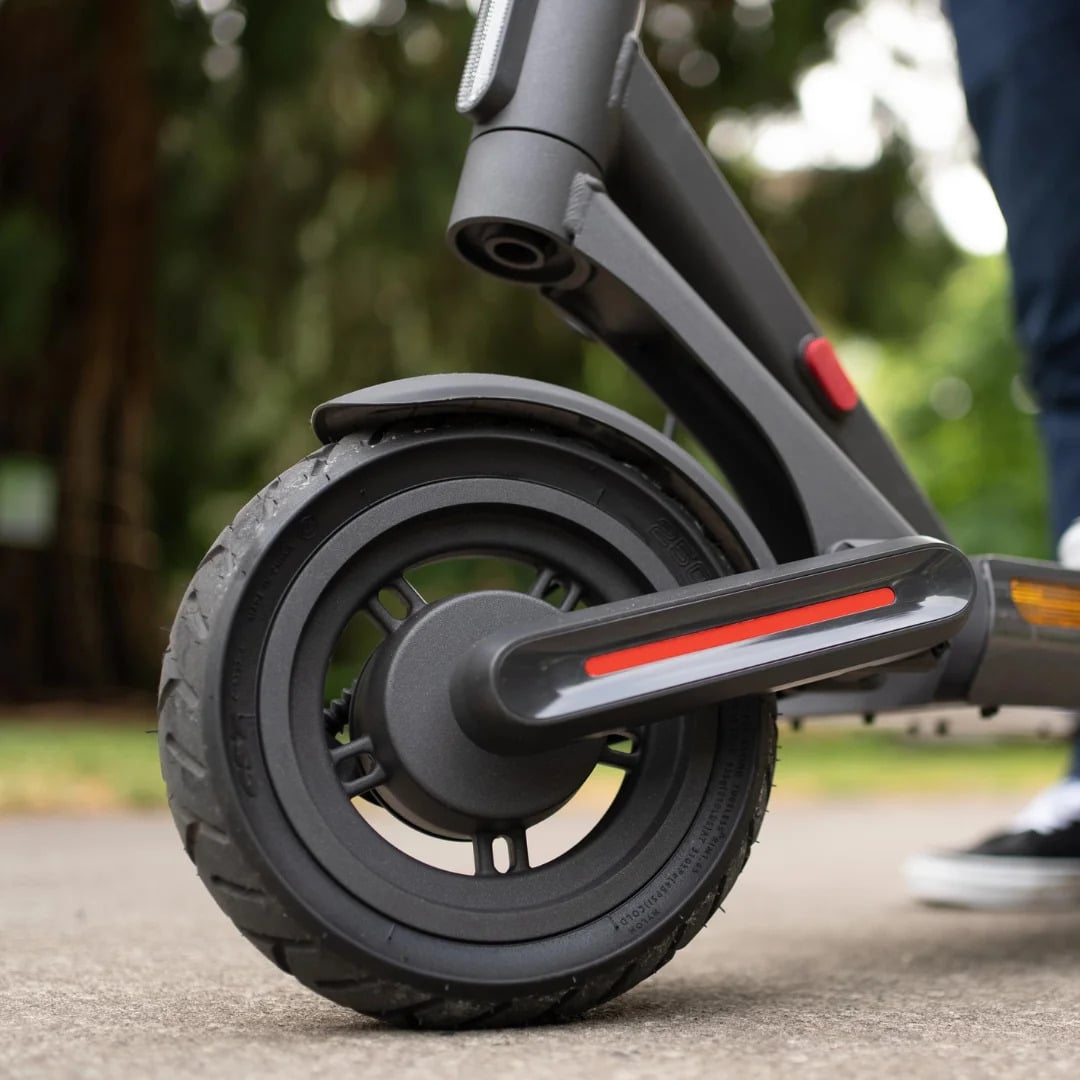 the-rugged-commuter-e-scooter-big-riders-will-love-navee-s65c-review-3