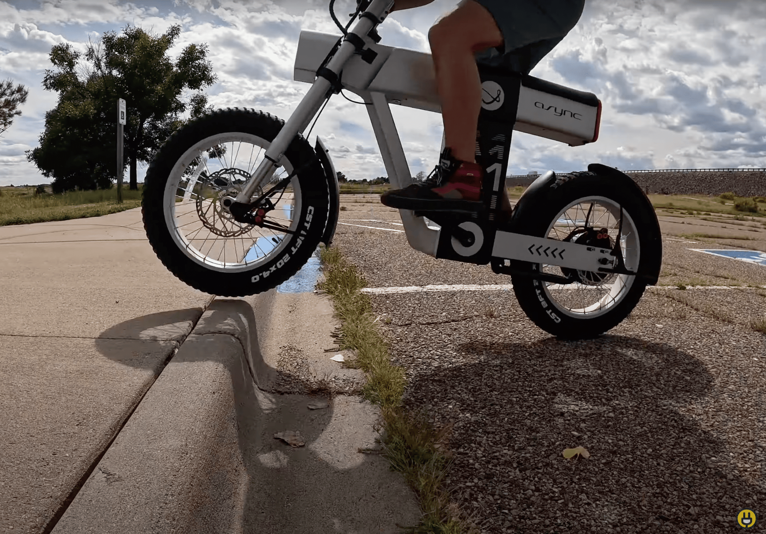 async-a1-e-bike-the-futuristic-ride-that-echoes-teslas-cybertruck-3