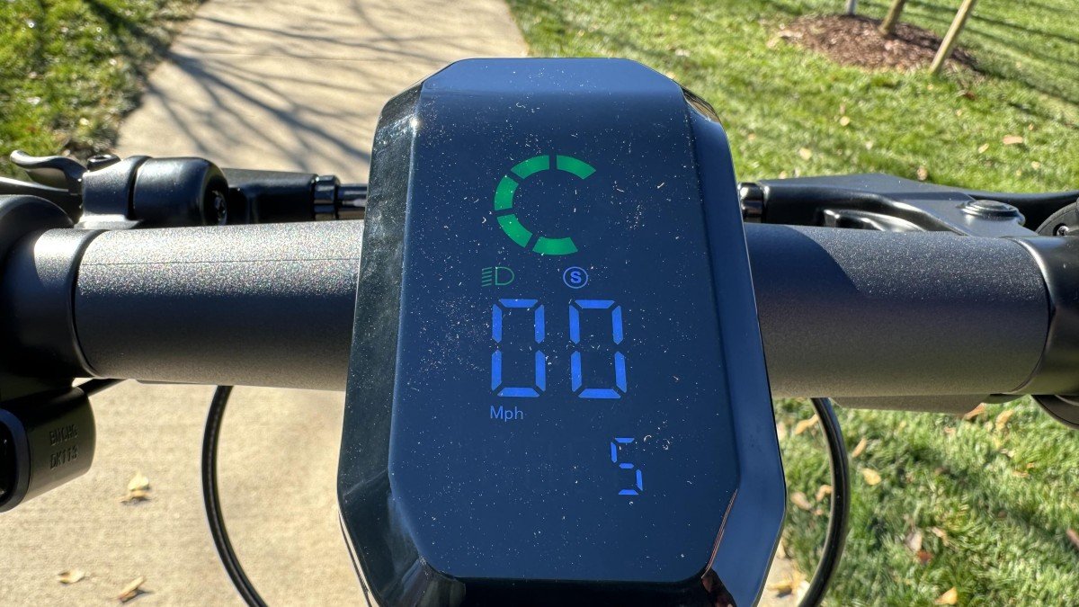 2024 VMAX VX2 Pro vmax-vx2-pro-electric-scooter-review-swiss-precision-for-stylish-commuting-in-the-usa-10