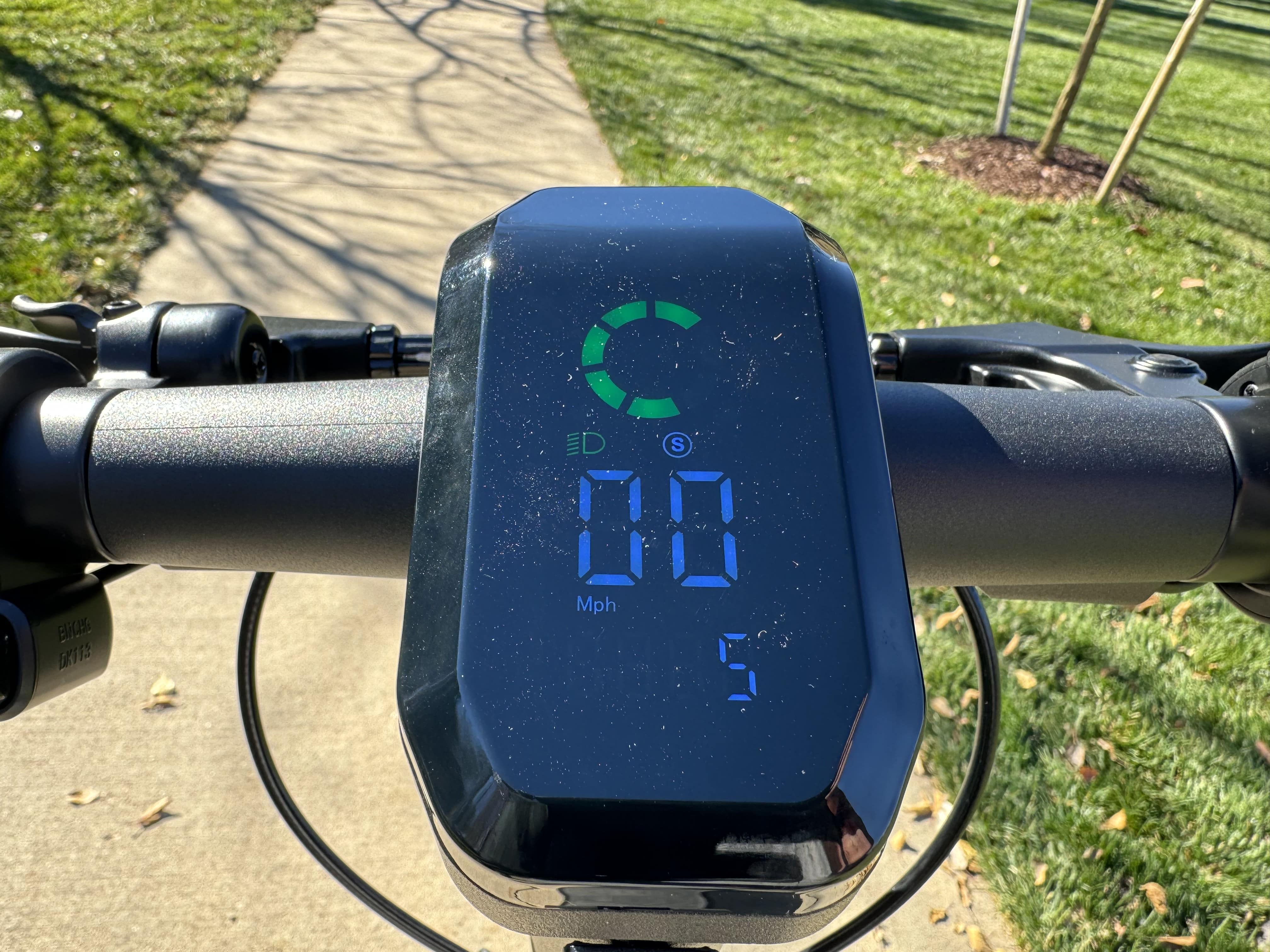 vmax-vx2-pro-electric-scooter-review-swiss-precision-for-stylish-commuting-in-the-usa-10