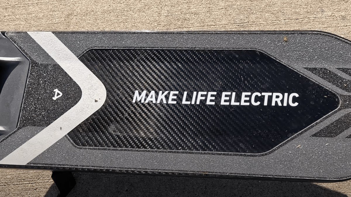 2024 NIU KQi Air Make Life Electric Deck Logo