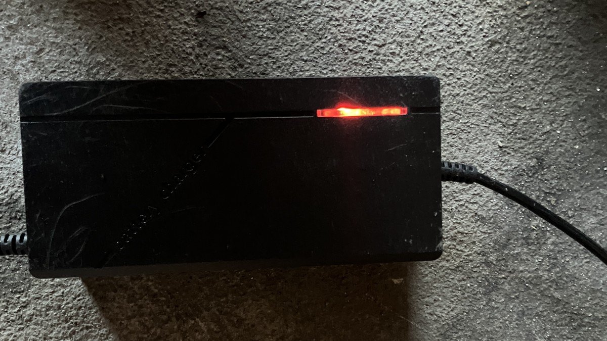 2023 Zondoo ZO01 Plus black charging brick light
