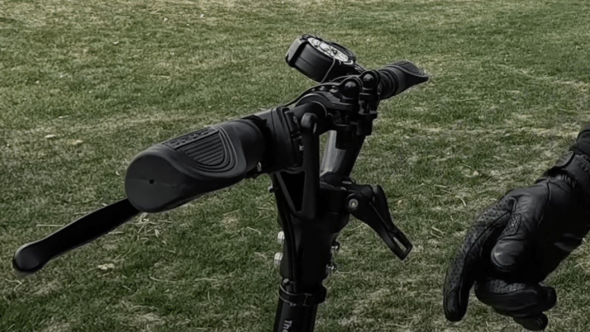 2024 Dualtron Mini Special Long Body handlebar folding detail