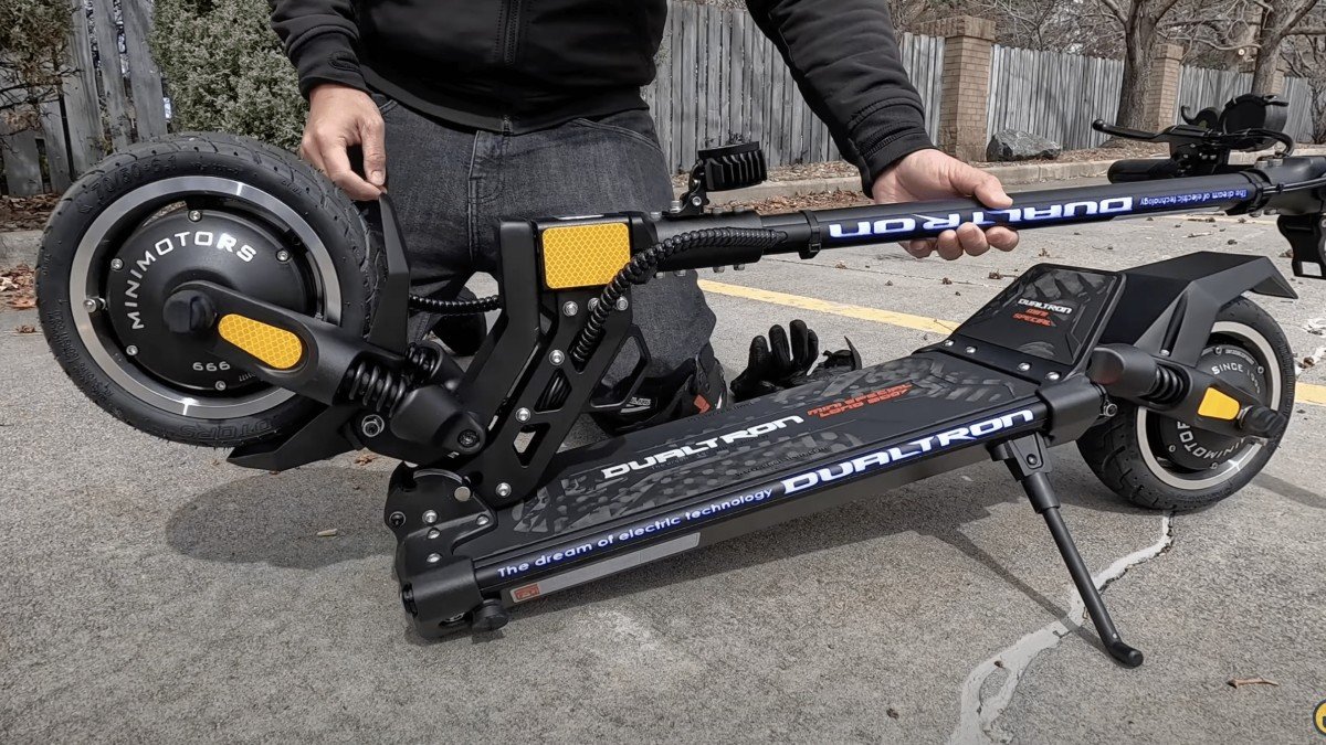 2024 Dualtron Mini Special Long Body handlebar folding detail
