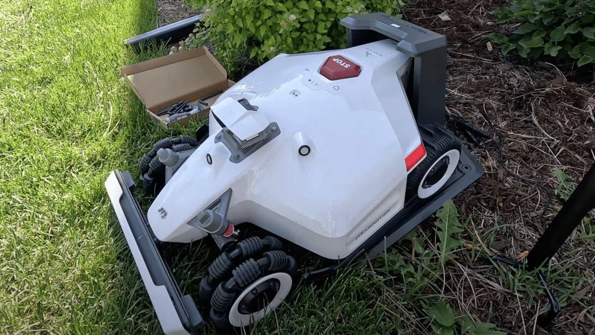 2024 Mammotion Luba 2 mammotion-luba-2-review-5