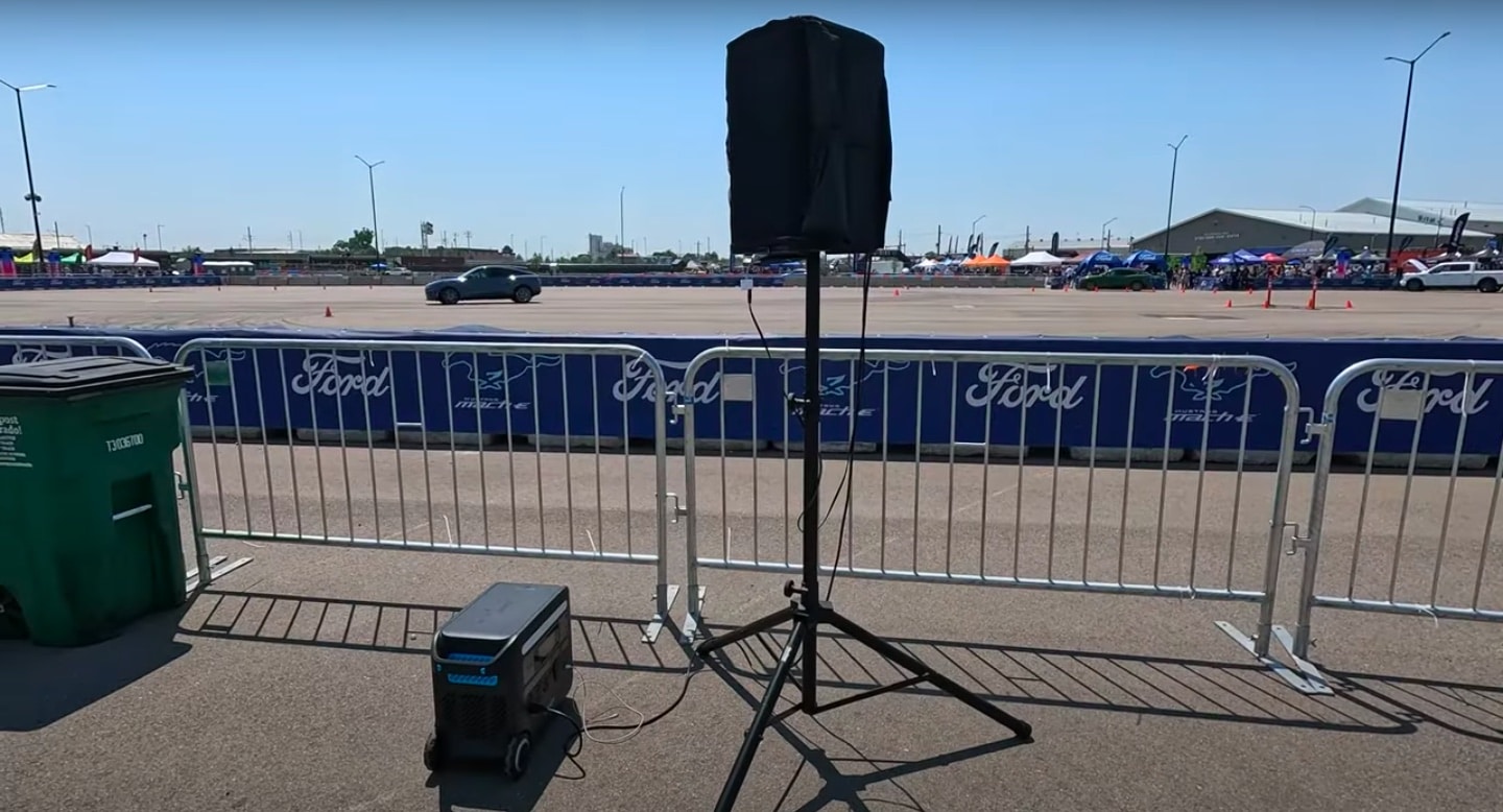 is-it-feasible-to-power-an-entire-electric-convention-with-portable-power-stations-anker-solix-f2000-6