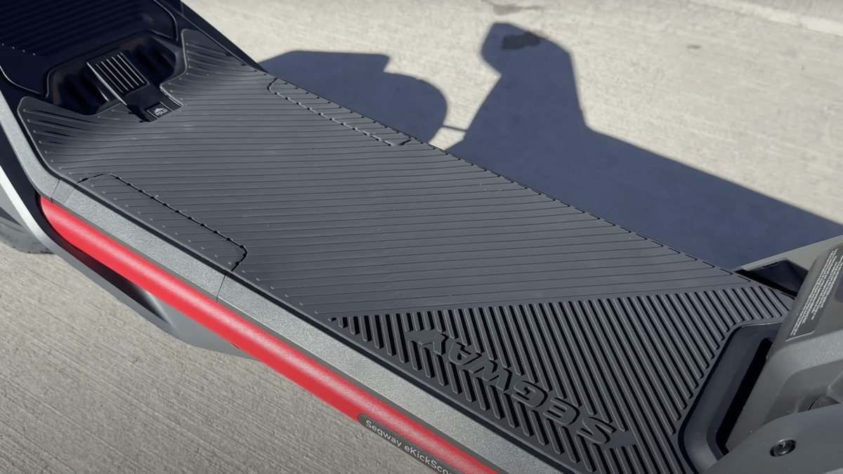 2024 Segway ZT3 Pro deck surface texture