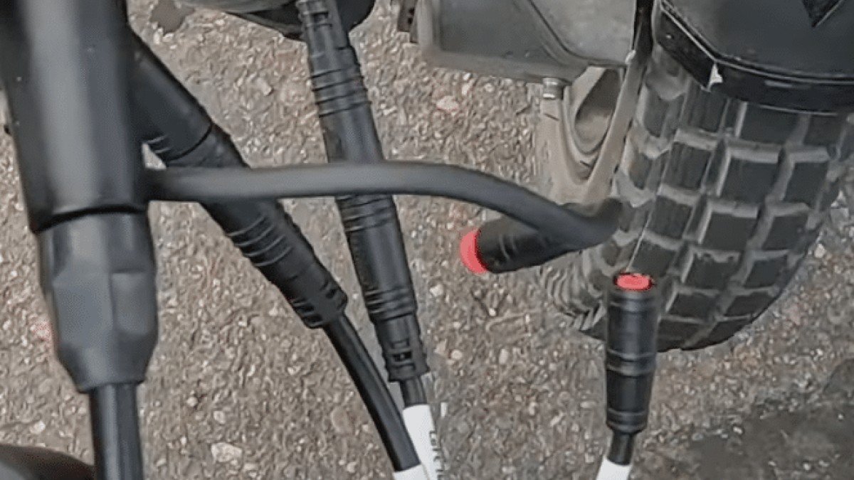 2024 Rawrr Mantis Mini battery cable connectors