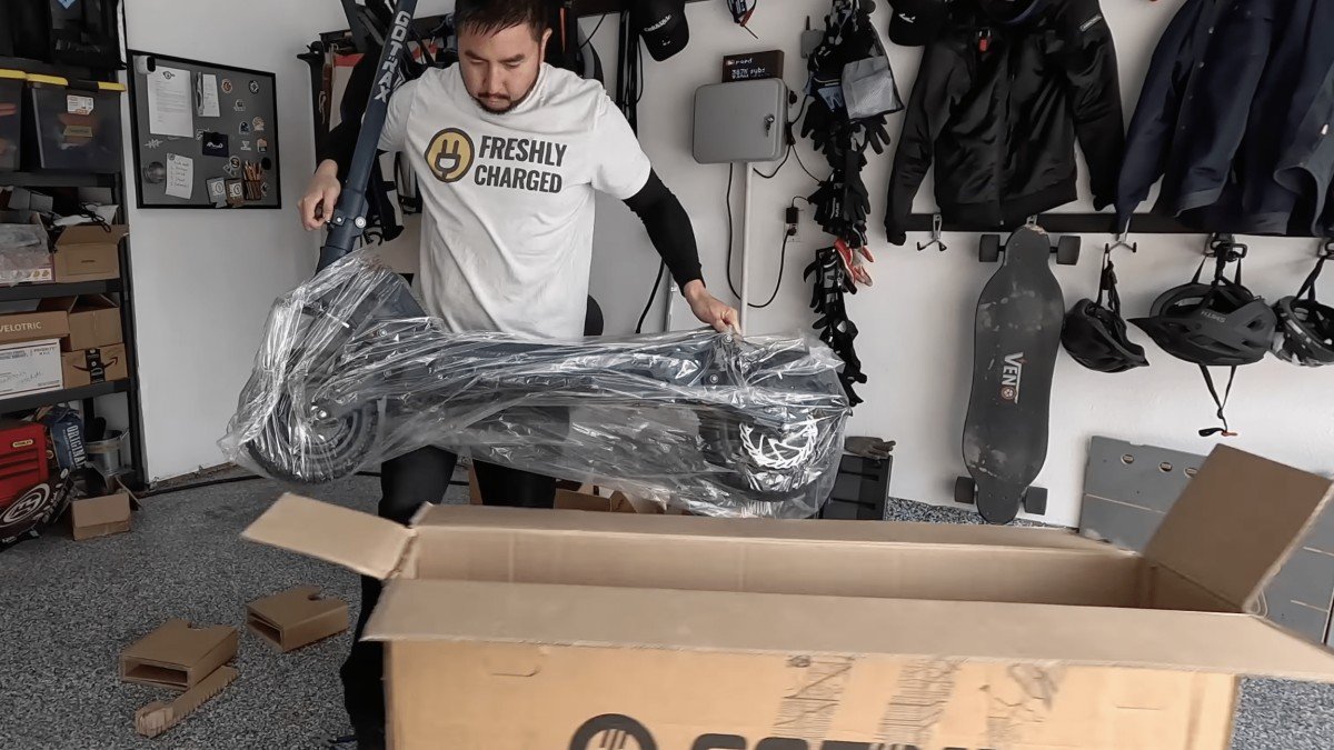 2023 Gotrax GX3 man unboxing