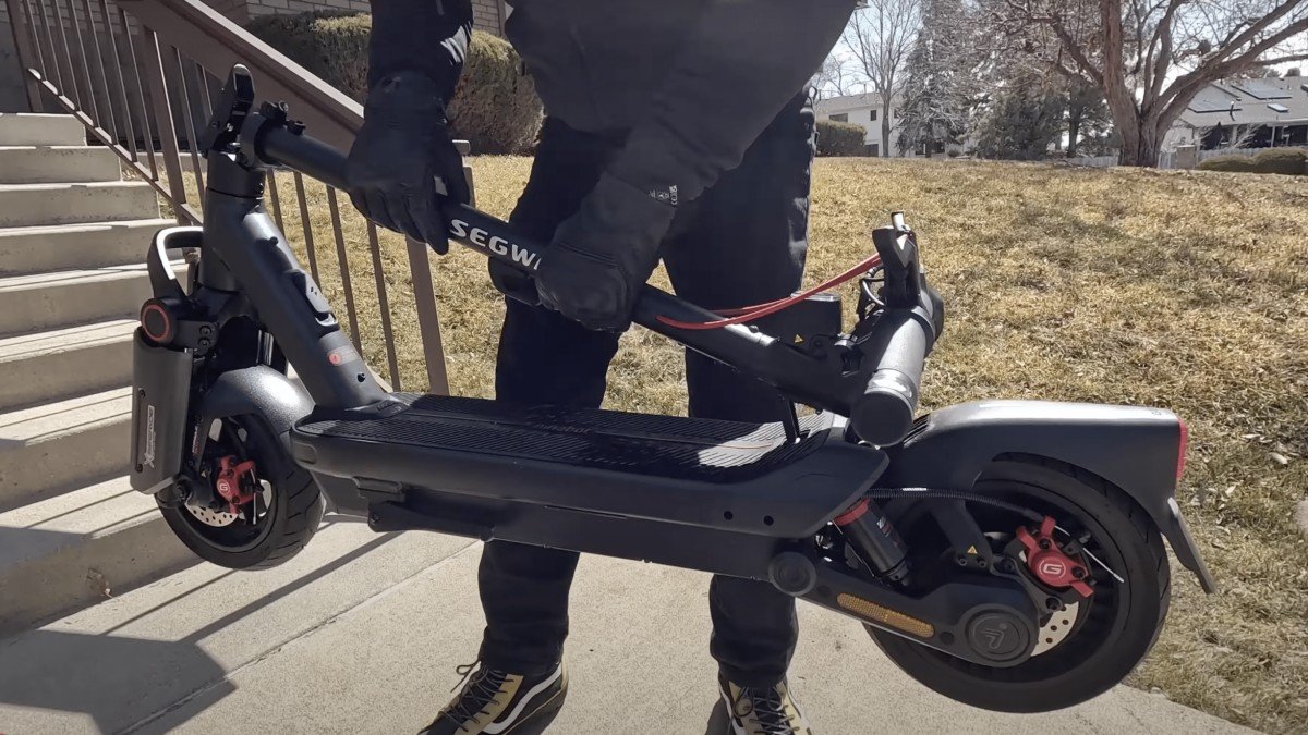2025 Segway Max G3 stem folding detail