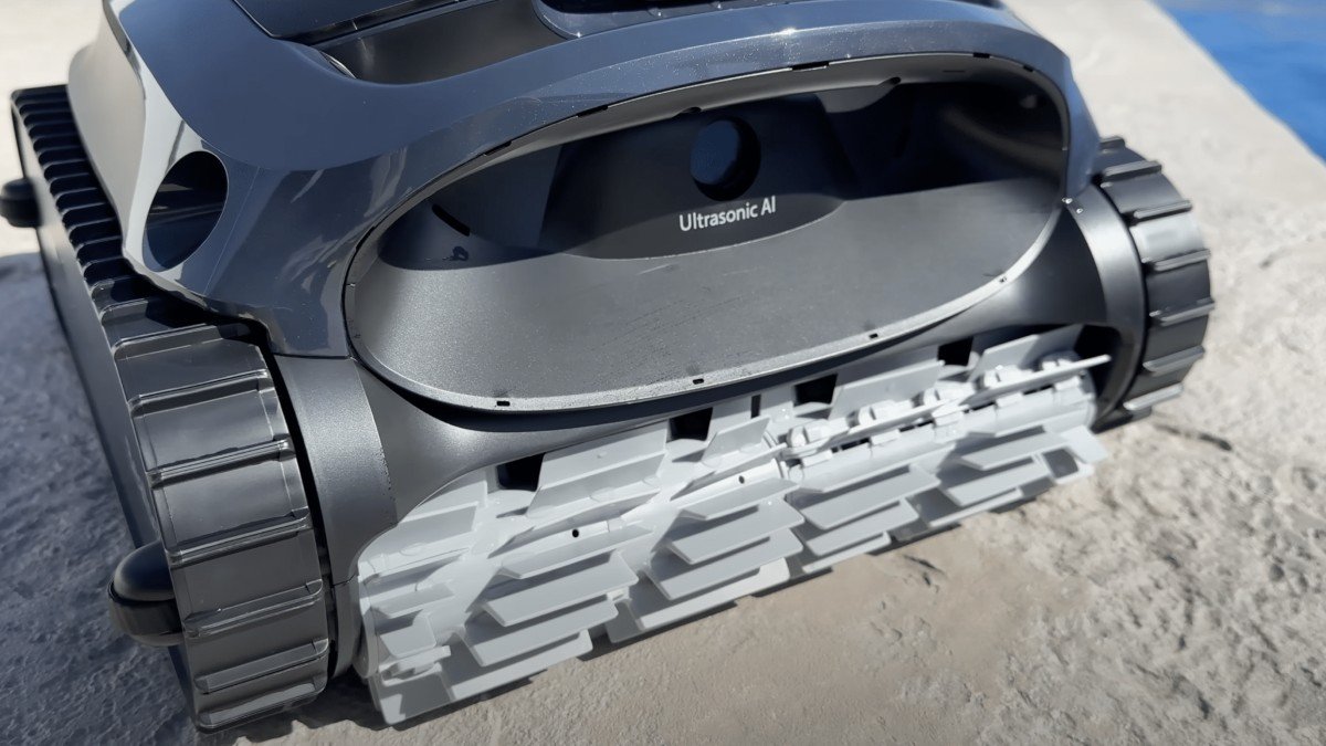 2024 Beatbot AquaSense 2 front intake brush detail