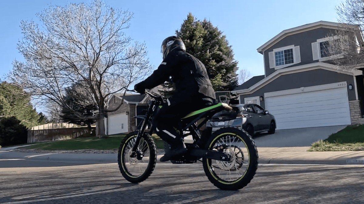 2025 Extreme Wheel ES riding action side profile
