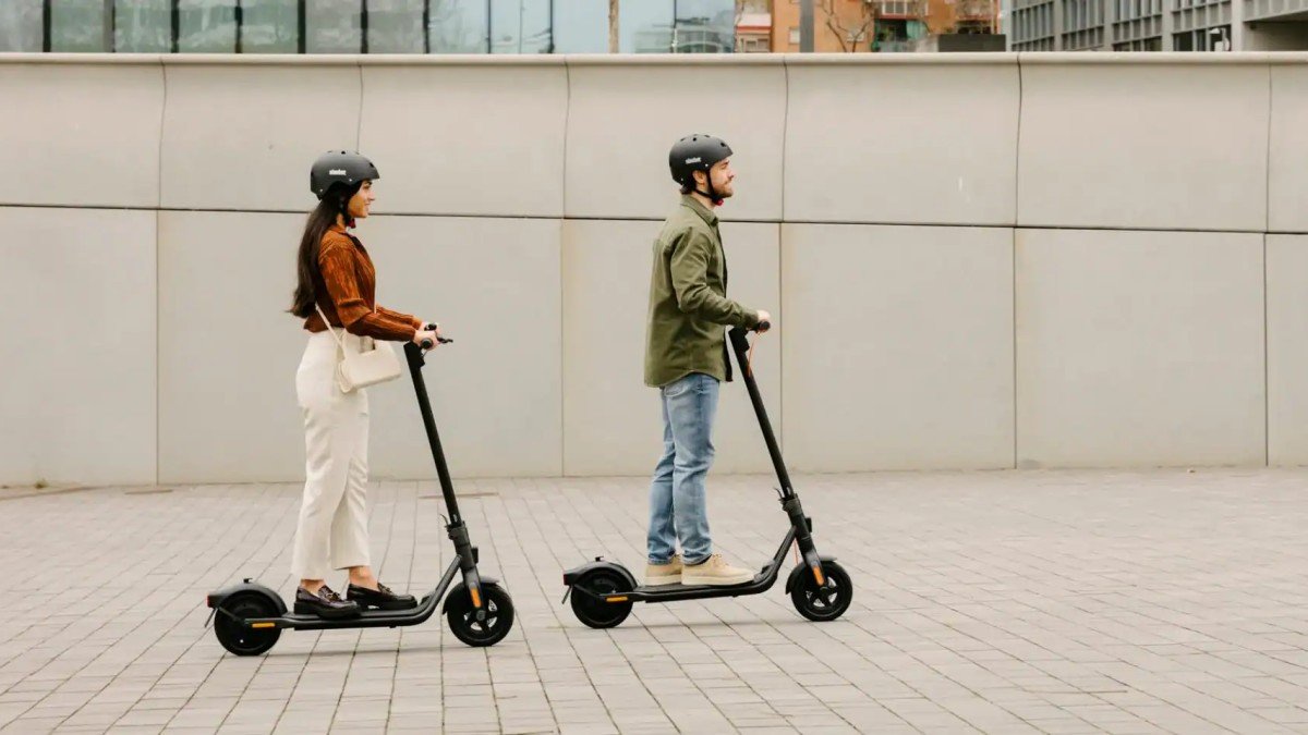 2023 Segway F2 Pro side action ride