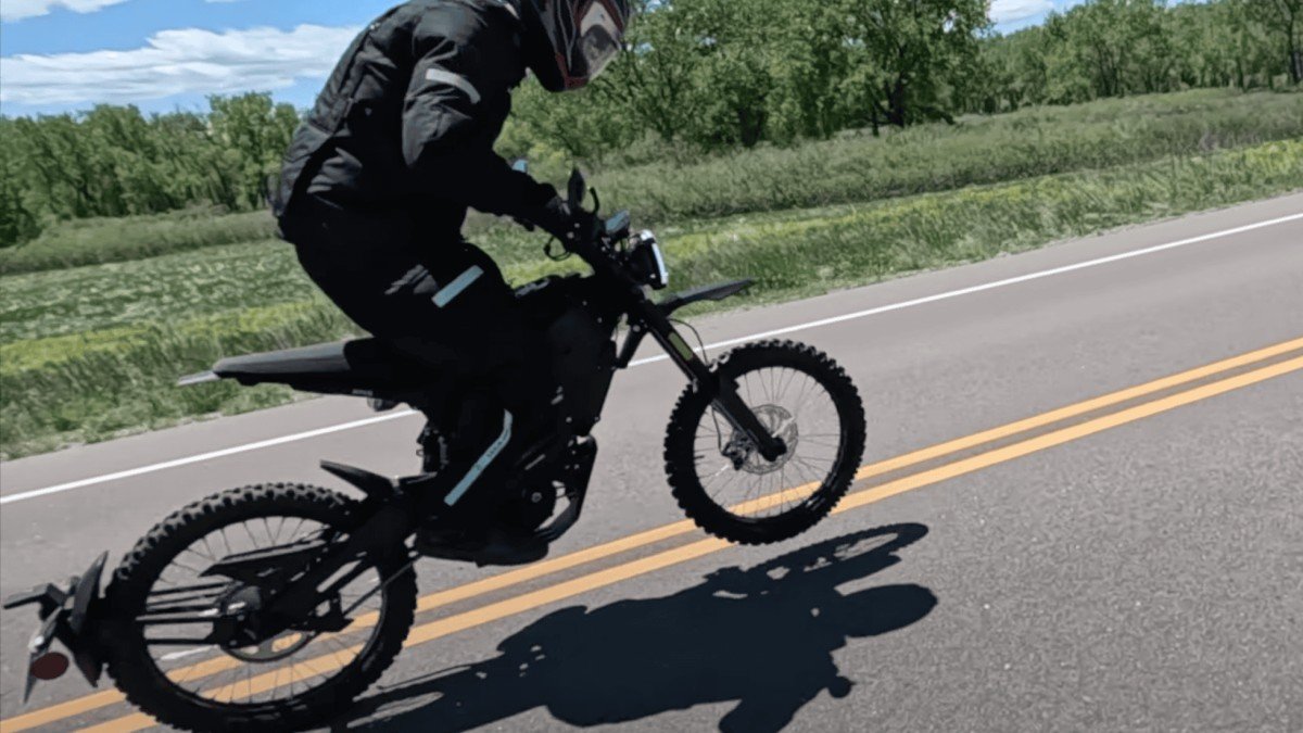 2024 NIU XQi3 road riding