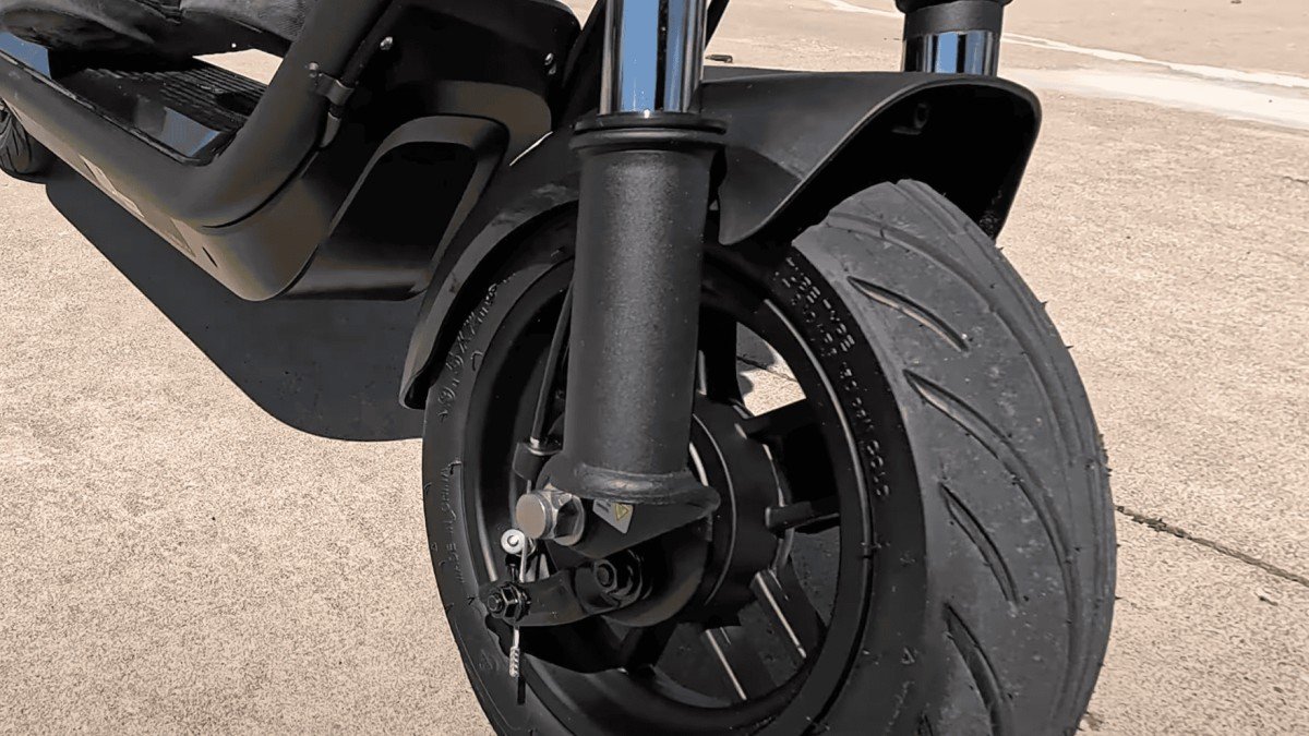 2024 NIU KQi 100F front wheel detail