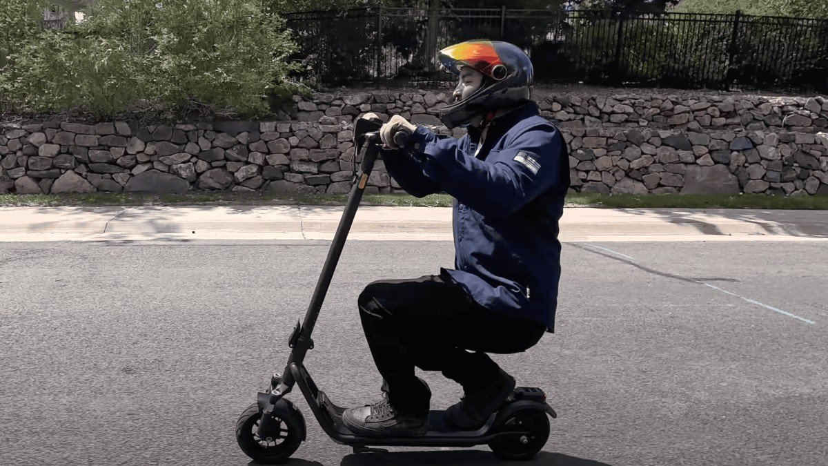 2024 NIU KQi 100F rider street action