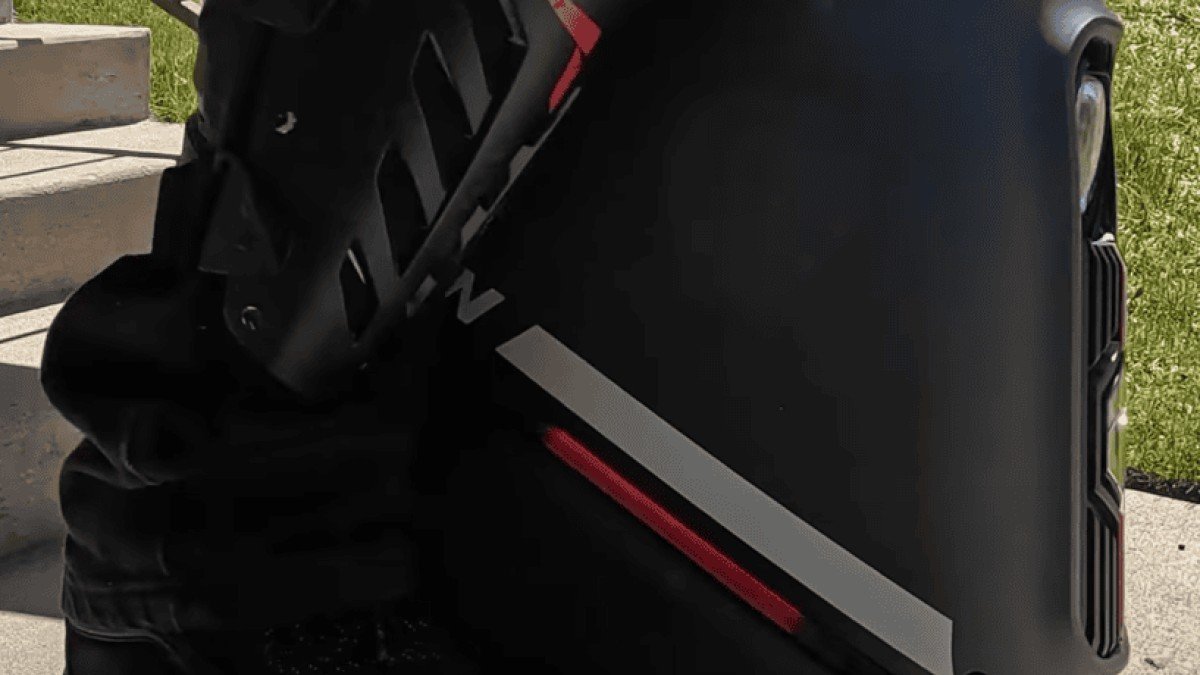 2024 InMotion V9 leg positioning front