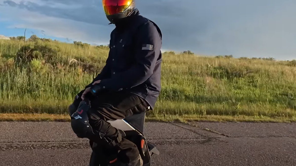 2023 InMotion V12S inmotion-v12s-review-a-detailed-look-at-a-feature-rich-electric-unicycle-4