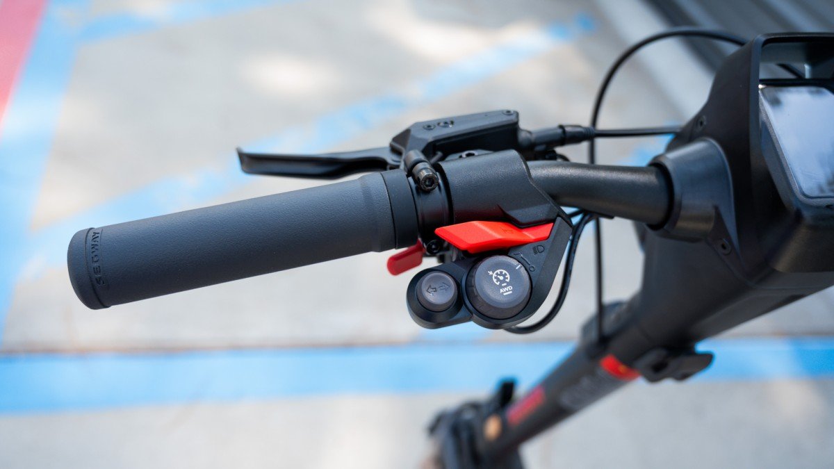 2024 Segway GT3 Pro handlebar button controls