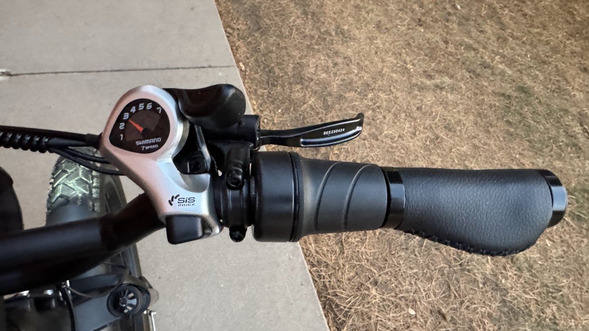 2025 Wired Ebikes Warrior wired warrior throttle.HEIC