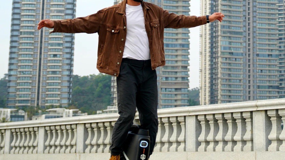 2024 InMotion V9 city riding action