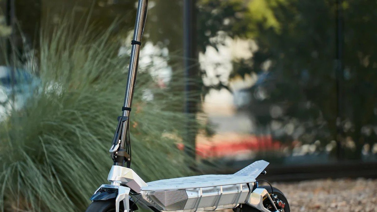 2022 Rion Apex silver full profile