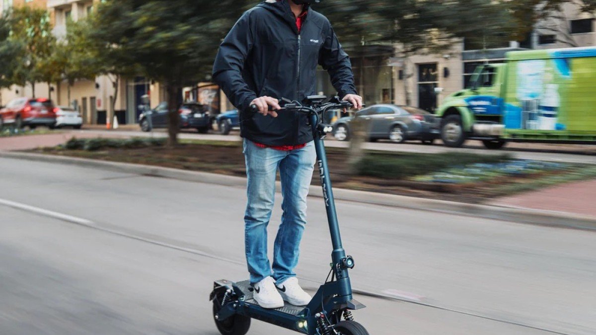 2023 Gotrax GX3 man riding street