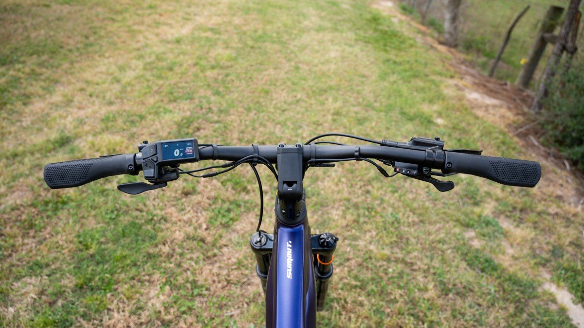 2026 Velotric Summit 2 handlebars.jpg