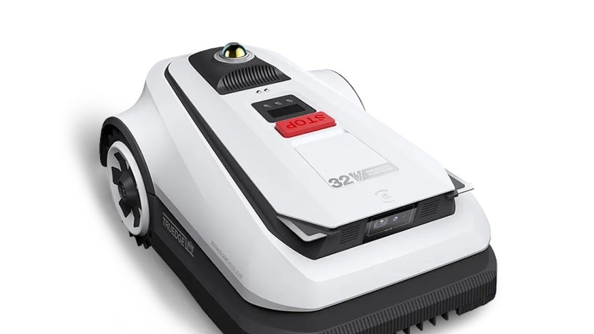 2024 Ecovacs GOAT A3000 white three quarter profile